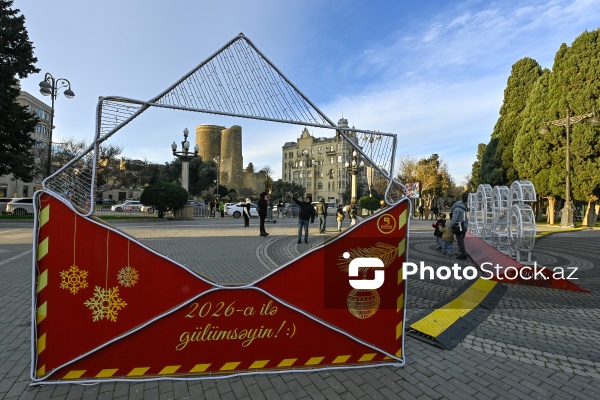 Yeni ilə bir neçə saat qalmış Bakı şəhəri