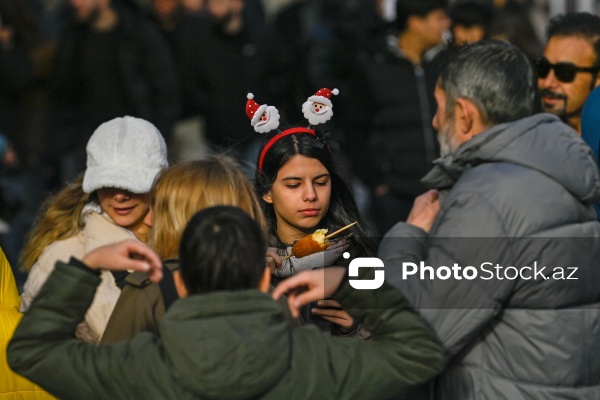 Yeni ilə bir neçə saat qalmış Bakı şəhəri