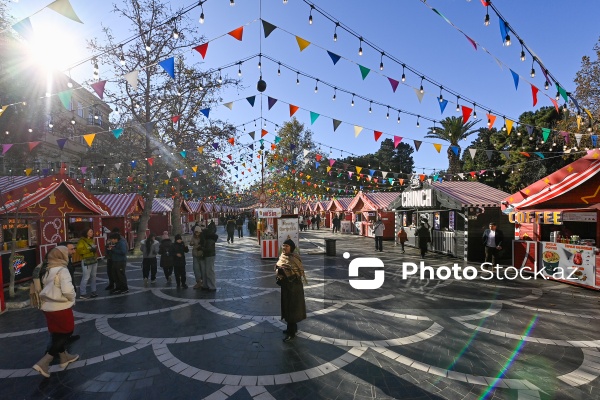 Yeni ilə bir neçə saat qalmış Bakı şəhəri