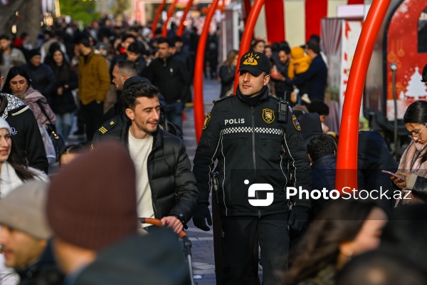 Yeni ilə bir neçə saat qalmış Bakı şəhəri
