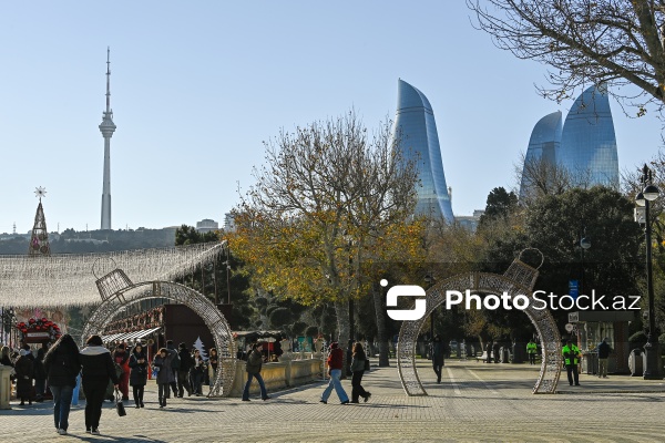 Yeni ilə bir neçə saat qalmış Bakı şəhəri