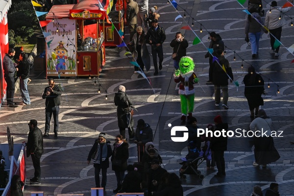 Yeni ilə bir neçə saat qalmış Bakı şəhəri