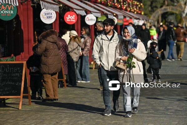 Yeni ilə bir neçə saat qalmış Bakı şəhəri