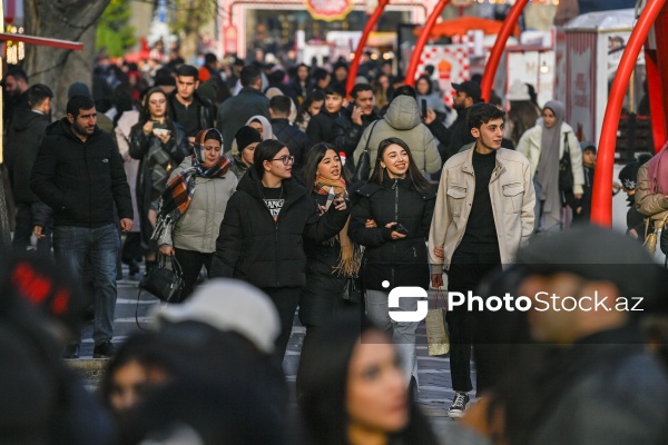 Yeni ilə bir neçə saat qalmış Bakı şəhəri