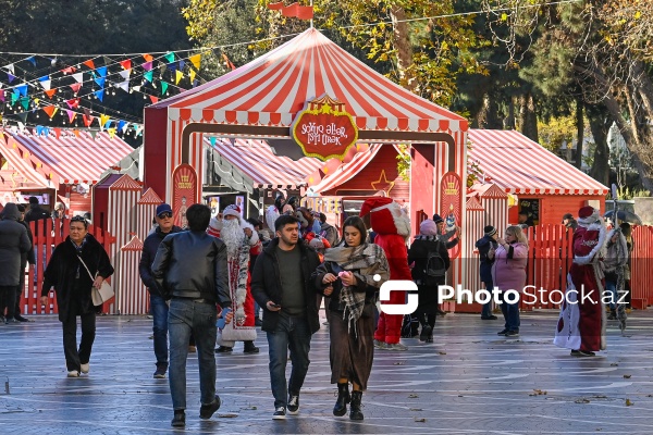 Yeni ilə bir neçə saat qalmış Bakı şəhəri