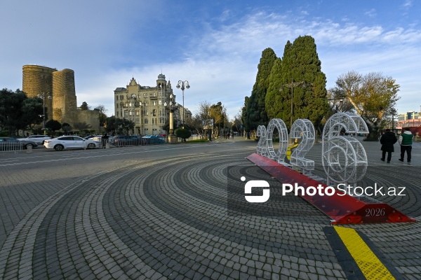 Yeni ilə bir neçə saat qalmış Bakı şəhəri