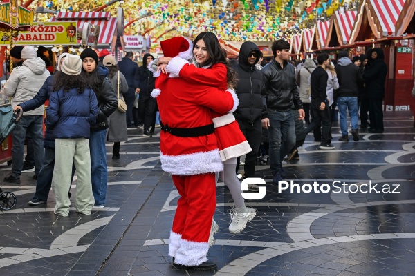 Yeni ilə bir neçə saat qalmış Bakı şəhəri