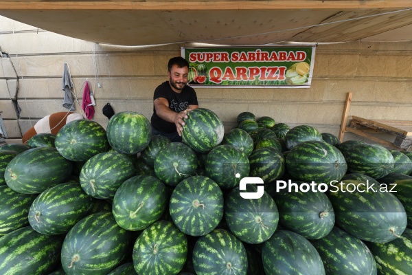 Yol kənarlarında qarpız və yemiş satışı