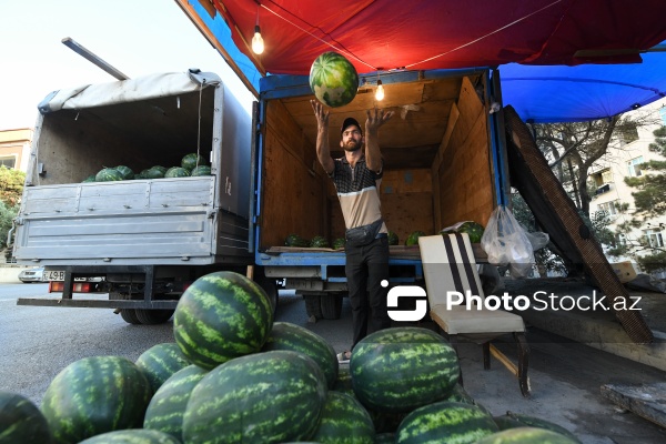 Yol kənarlarında qarpız və yemiş satışı