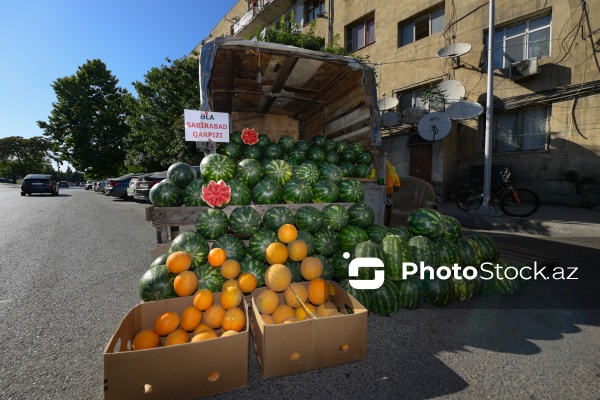Yol kənarlarında qarpız və yemişin pərakəndə satışı