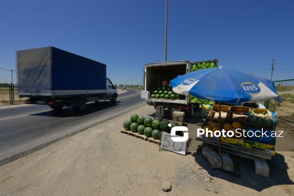 Yol kənarlarında qarpız və yemişin pərakəndə satışı