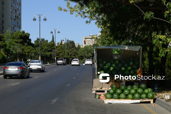 Yol kənarlarında qarpız və yemişin pərakəndə satışı