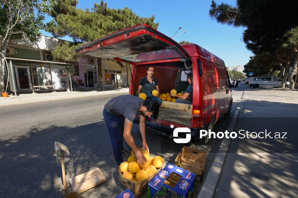 Yol kənarlarında qarpız və yemişin pərakəndə satışı