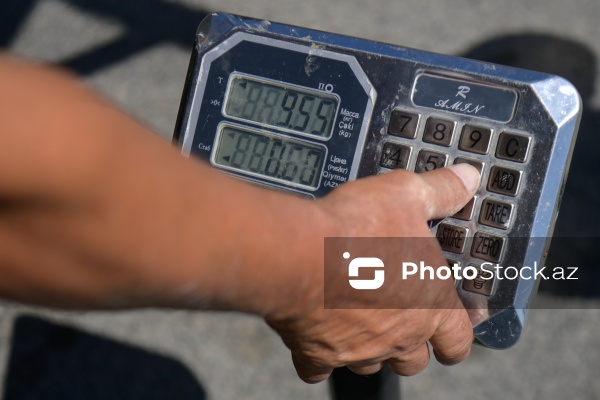 Yol kənarlarında qarpız və yemişin pərakəndə satışı