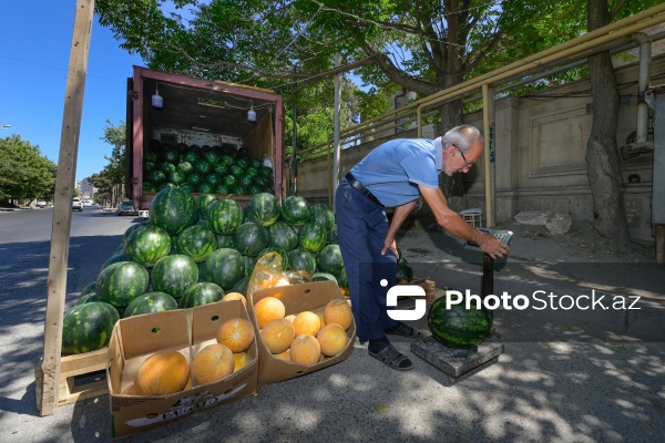 Yol kənarlarında qarpız və yemişin pərakəndə satışı