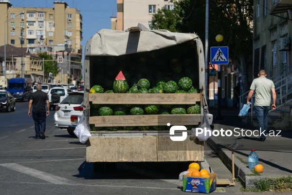 Yol kənarlarında qarpız və yemişin pərakəndə satışı
