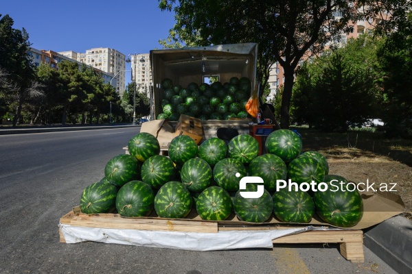 Yol kənarlarında qarpız və yemişin pərakəndə satışı