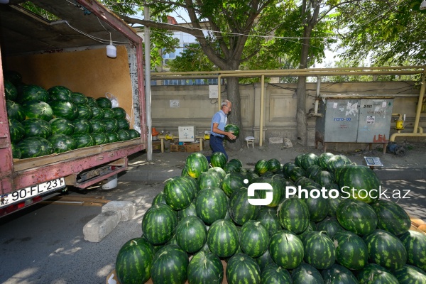 Yol kənarlarında qarpız və yemişin pərakəndə satışı