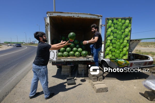 Yol kənarlarında qarpız və yemişin pərakəndə satışı