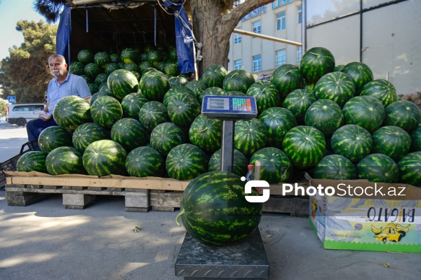 Yol kənarlarında qarpız və yemişin pərakəndə satışı