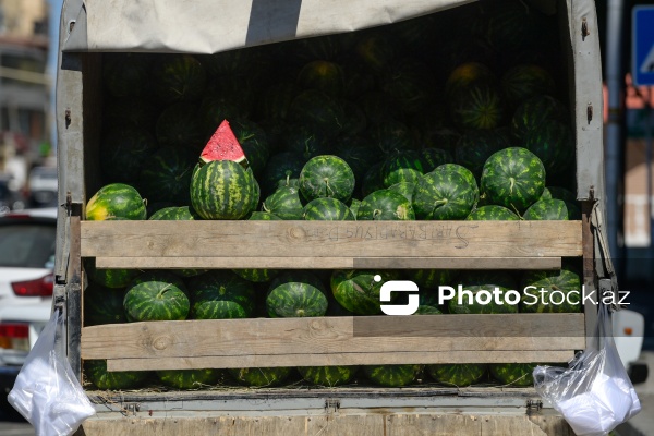 Yol kənarlarında qarpız və yemişin pərakəndə satışı