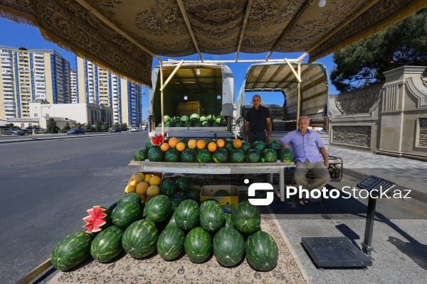 Yol kənarlarında qarpız və yemişin pərakəndə satışı