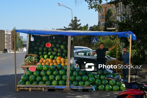 Yol kənarlarında qarpız və yemişin pərakəndə satışı