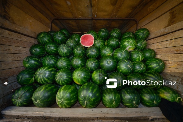 Yol kənarlarında qarpız və yemişin pərakəndə satışı