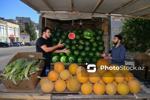 Yol kənarlarında qarpız və yemişin pərakəndə satışı