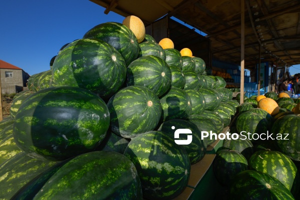 Yol kənarlarında qarpız və yemişin pərakəndə satışı