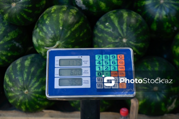 Yol kənarlarında qarpız və yemişin pərakəndə satışı