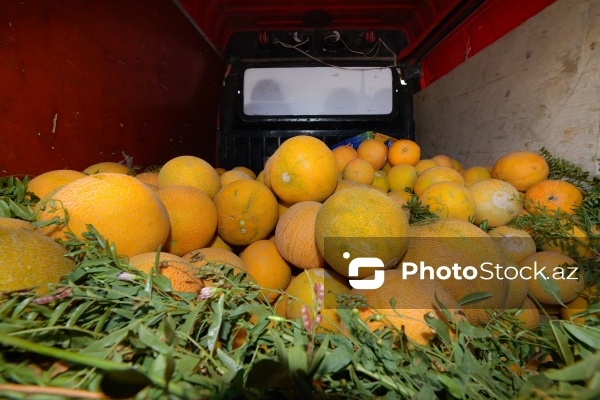 Yol kənarlarında qarpız və yemişin pərakəndə satışı