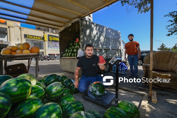 Yol kənarlarında qarpız və yemişin pərakəndə satışı