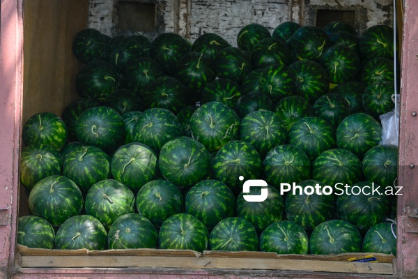 Yol kənarlarında qarpız və yemişin pərakəndə satışı