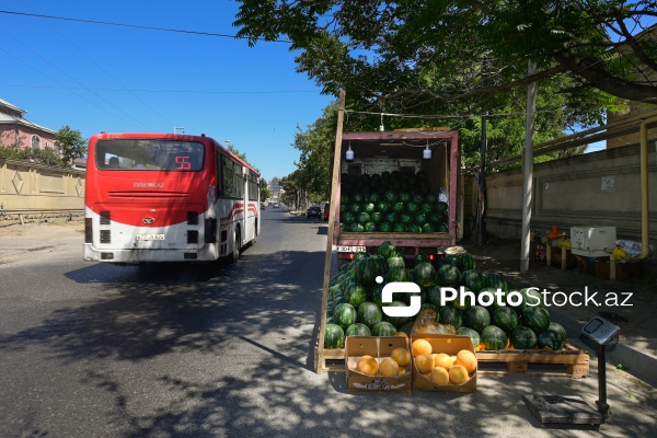 Yol kənarlarında qarpız və yemişin pərakəndə satışı