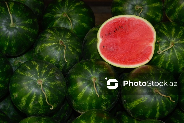 Yol kənarlarında qarpız və yemişin pərakəndə satışı