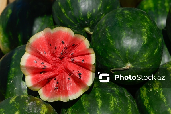 Yol kənarlarında qarpız və yemişin pərakəndə satışı