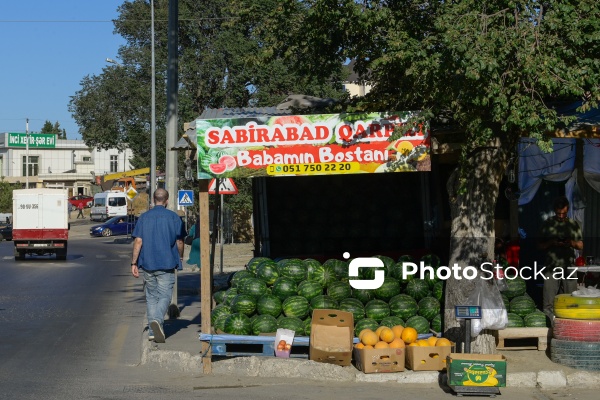 Yol kənarlarında qarpız və yemişin pərakəndə satışı