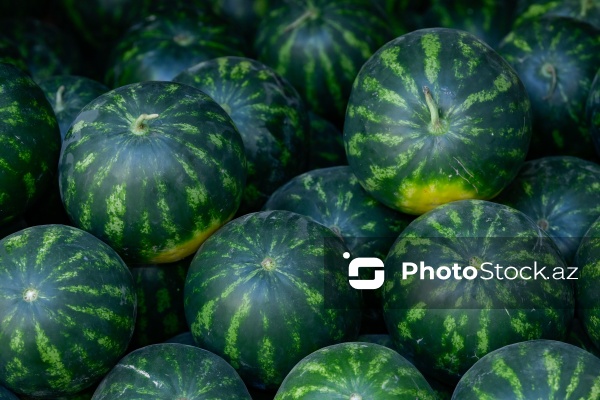 Yol kənarlarında qarpız və yemişin pərakəndə satışı