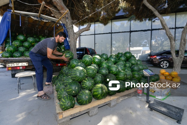 Yol kənarlarında qarpız və yemişin pərakəndə satışı