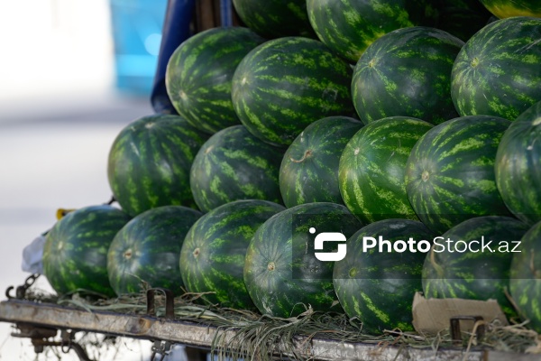 Yol kənarlarında qarpız və yemişin pərakəndə satışı