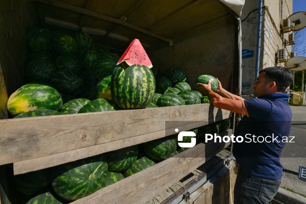 Yol kənarlarında qarpız və yemişin pərakəndə satışı