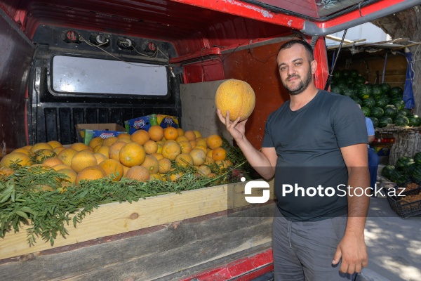 Yol kənarlarında qarpız və yemişin pərakəndə satışı