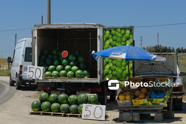 Yol kənarlarında qarpız və yemişin pərakəndə satışı