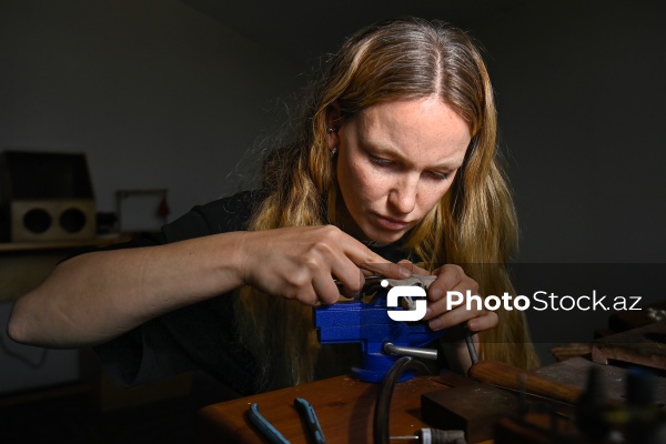 Təbii daşlarla əl işləri hazırlayan zərgər Mariya Durova