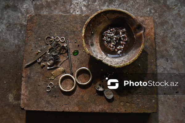 Təbii daşlarla əl işləri hazırlayan zərgər Mariya Durova