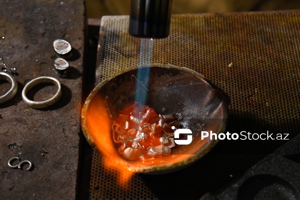 Təbii daşlarla əl işləri hazırlayan zərgər Mariya Durova