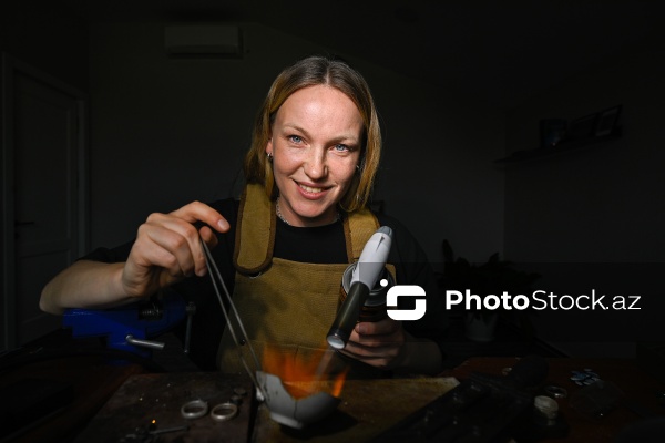 Təbii daşlarla əl işləri hazırlayan zərgər Mariya Durova