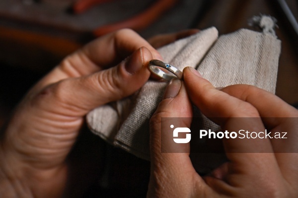 Təbii daşlarla əl işləri hazırlayan zərgər Mariya Durova