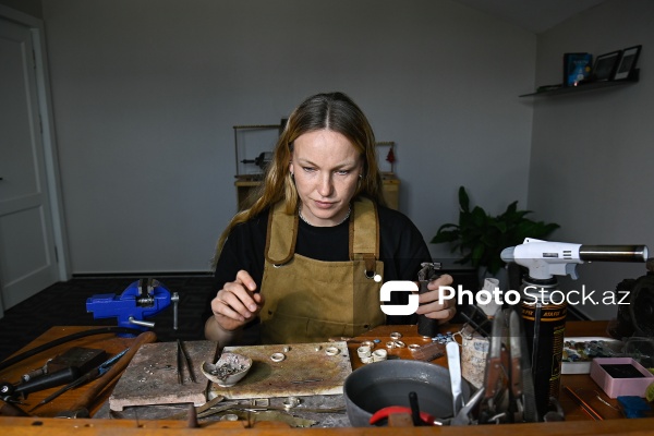 Təbii daşlarla əl işləri hazırlayan zərgər Mariya Durova